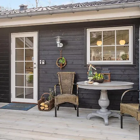 Fido - 300m From The Sea By Interhome Hals